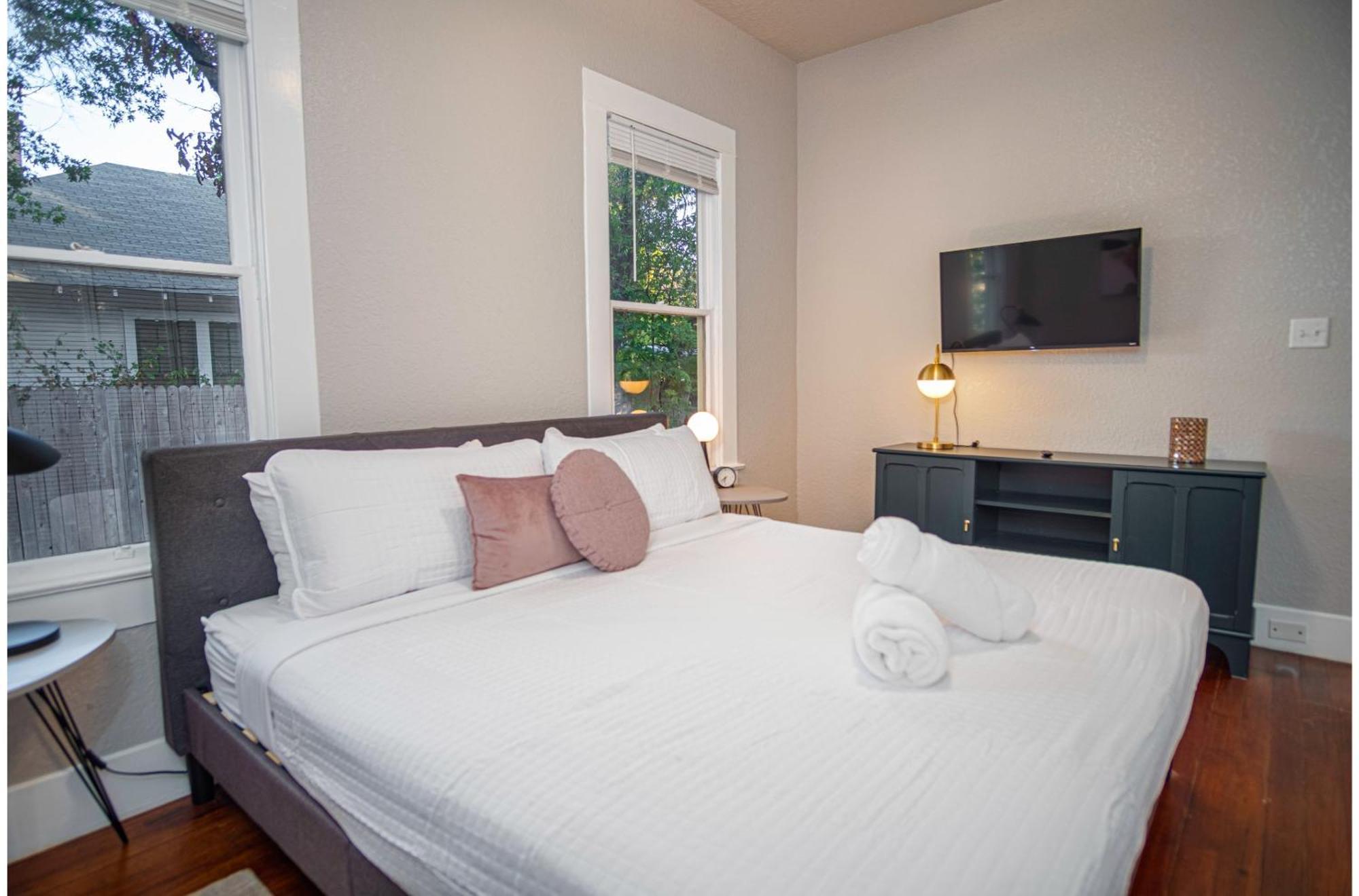 Chic Downtown Farmhouse With Garden And Bbq Grill San Antonio Dış mekan fotoğraf
